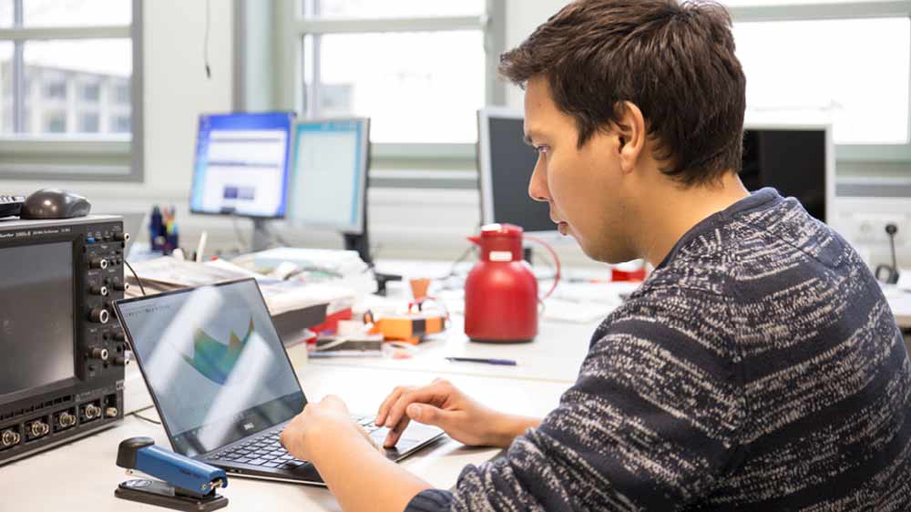 Mann arbeitet am Laptop